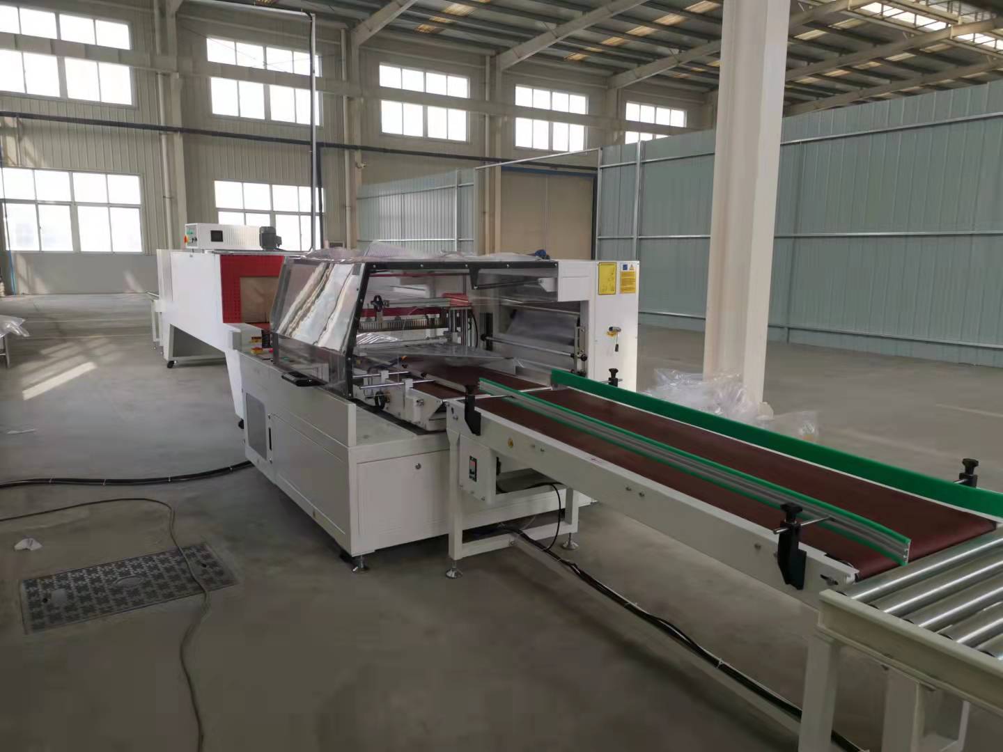 山東濰坊用戶熱收縮包裝機(jī)(邊封款)交機(jī)現(xiàn)場(chǎng)